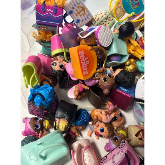 Huge L.O.L. Mini Lil Sisters and Purses or bags bundle - Picture 4 of 5